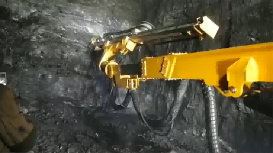 La plataforma de perforación subterránea Kaishan KJ311 está perforando en el túnel de la mina.